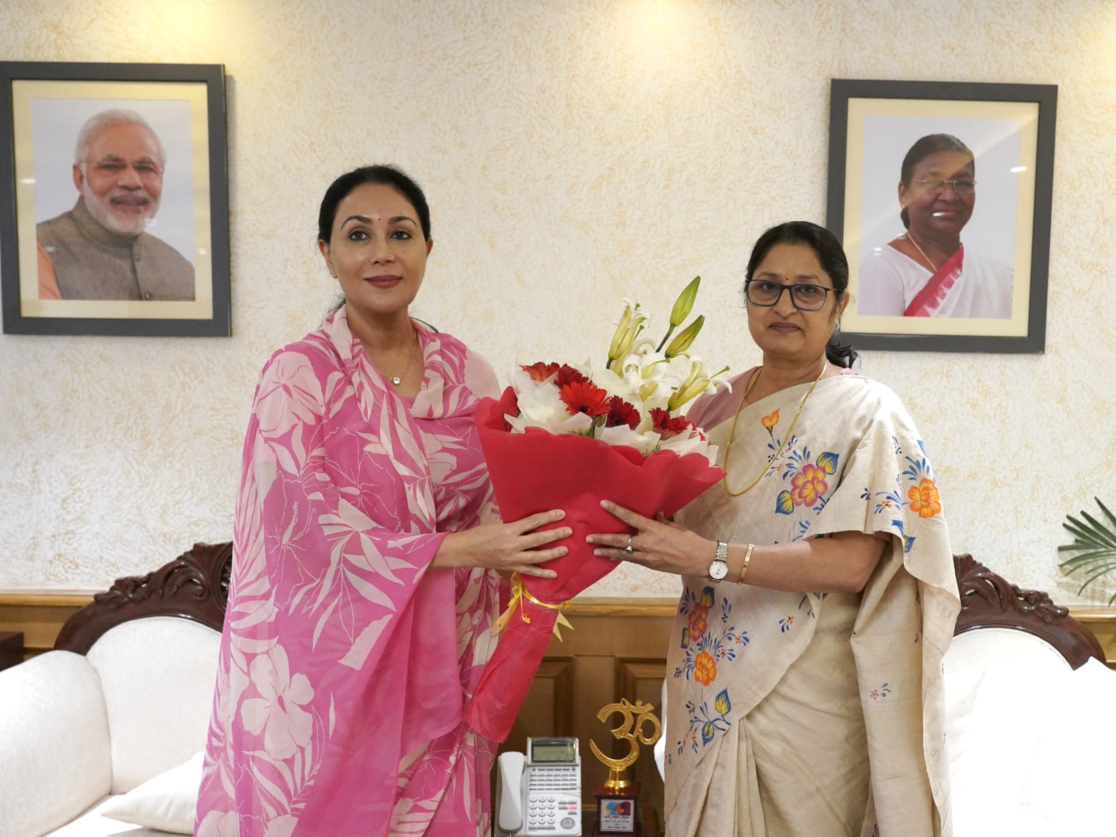 पमुख्यमंत्री एवं महिला-बाल विकास मंत्री दीया कुमारी ने केंद्रीय मंत्री अन्नपूर्णा देवी की मुलाकात के दौरान फूलों का गुलदस्ता भेंट किया।