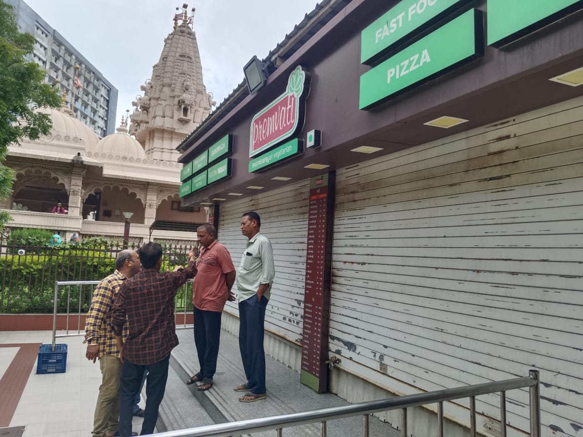 इसनपुर इलाके में भी व्यापारियों ने मार्केट बंद रखा है।