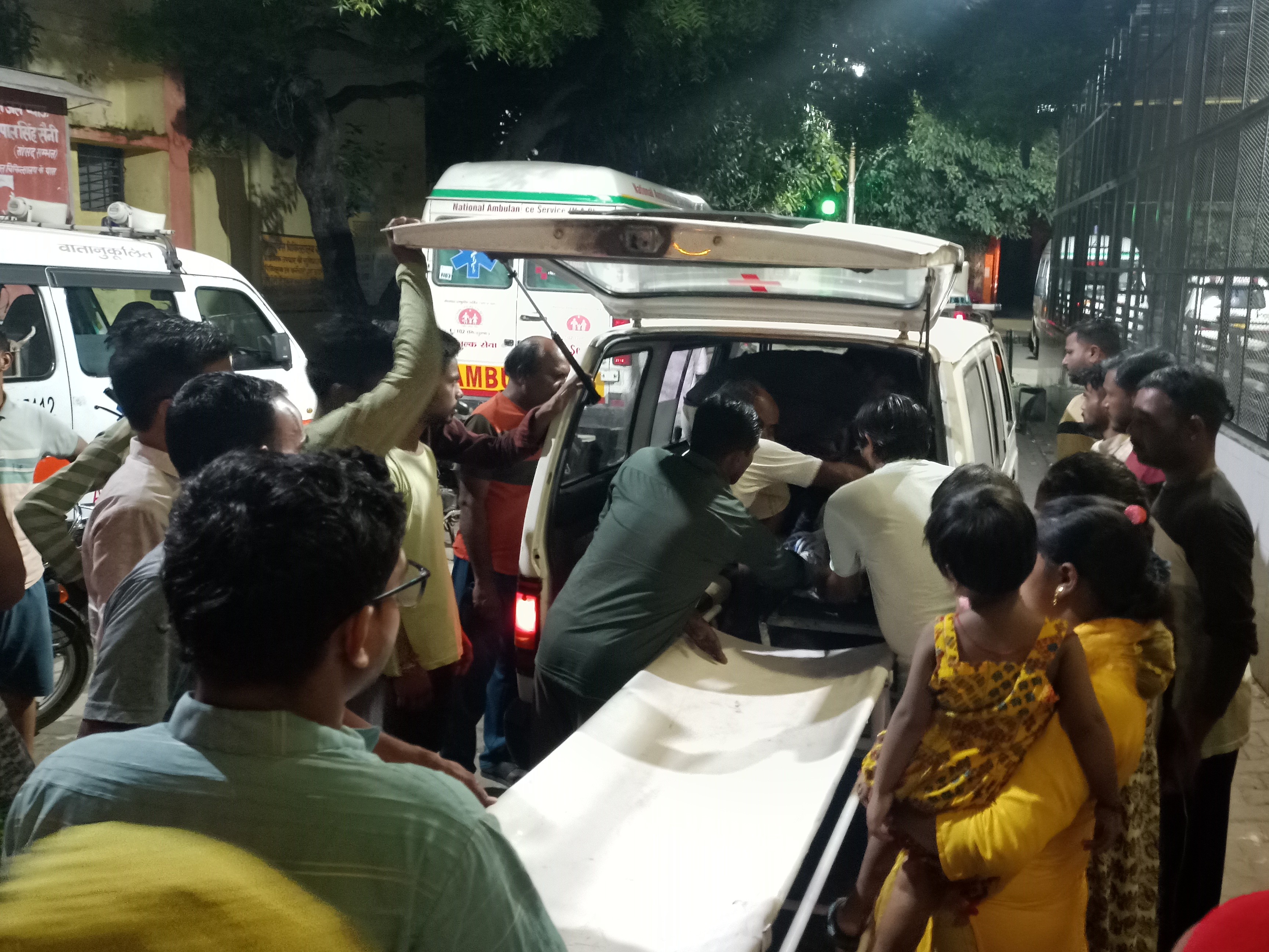 घायलों को तत्काल हॉस्पिटल पहुंचाया गया।