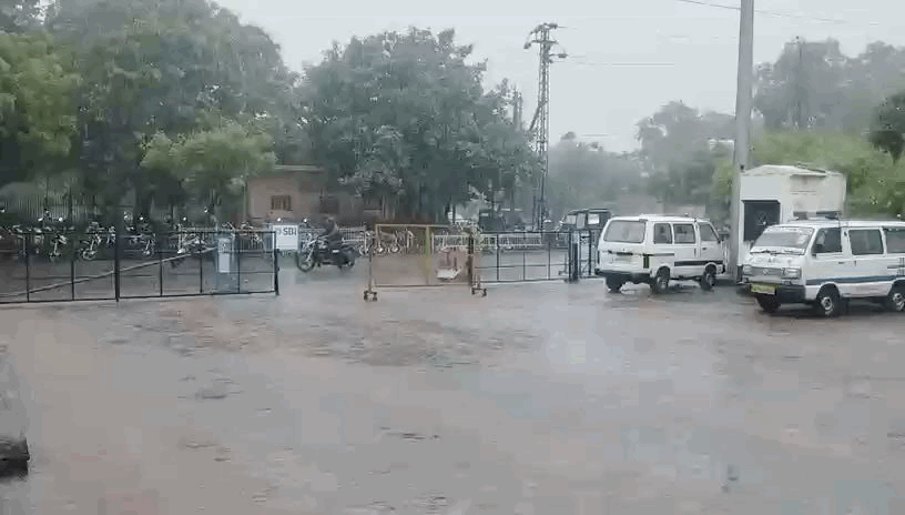 बारिश के बाद शहर की सड़कों पर पानी बहने लगा।
