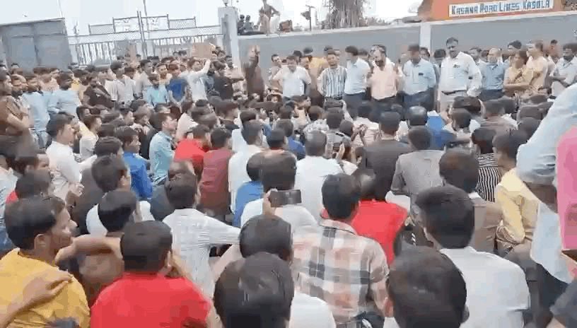 मजदूरों से समझाइश के प्रयास भी किए जा रहे है।