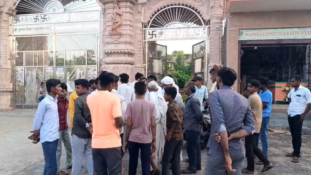 इसके बाद ग्रामीणों और परिवार के सदस्यों ने सरपंच के घर के बाहर विरोध प्रदर्शन किया।