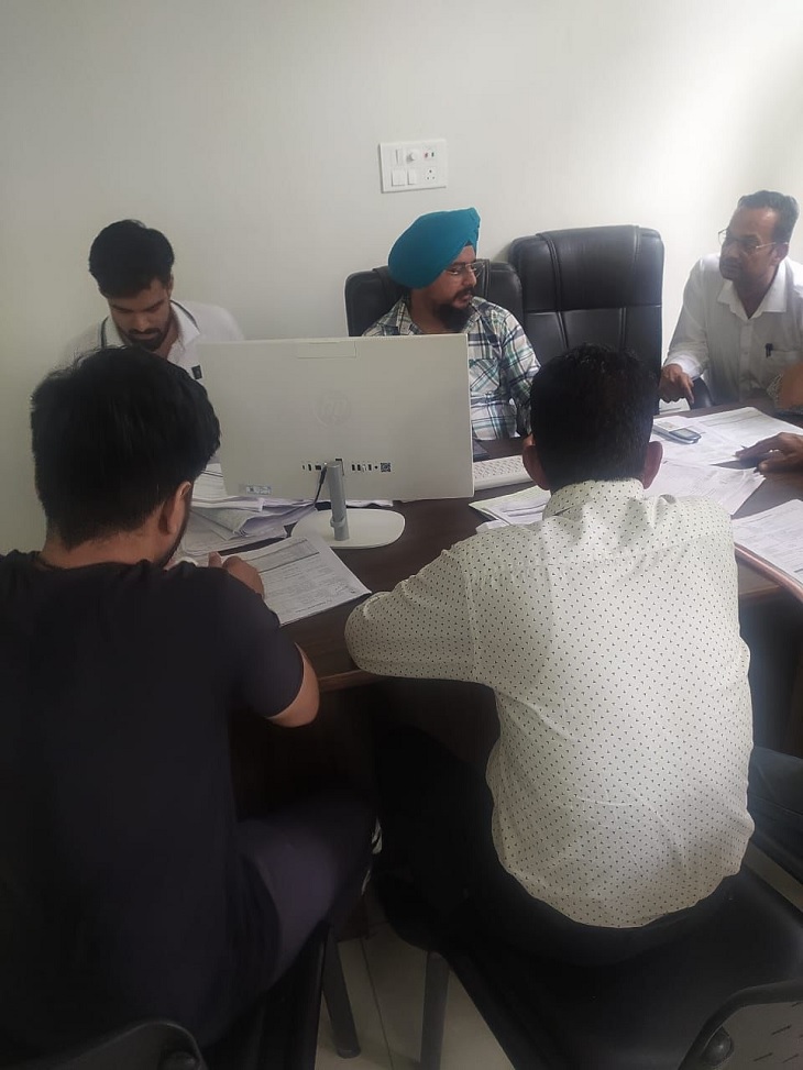यह वायरल फोटो है, जिसे पटियाला तहसीलदार आफिस में जुटे एजेंटों की होने का दावा किया गया है। (वायरल फोटो)
