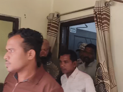 दोनों आरोपी को कोर्ट में पेश करने ले जाती हुई पुलिस।