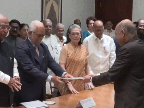 उपराष्ट्रपति उम्मीदवार बी सुदर्शन रेड्डी ने राज्यसभा सेक्रेटरी जनरल पीसी मोदी को पर्चा सौंपा। - Dainik Bhaskar