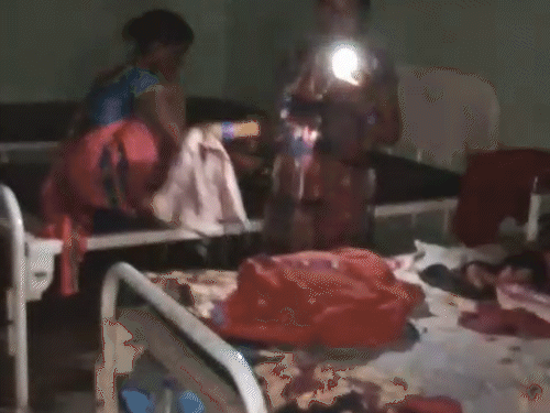 उमस भरी गर्मी में परिजन मरीजों को गमछे से हवा करते दिखे।