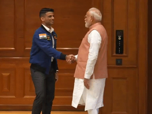 एस्ट्रोनॉट शुभांशु शुक्ला ने 18 अगस्त की शाम पीएम नरेंद्र मोदी से दिल्ली में मुलाकात की थी। यह मुलाकात करीब 20 मिनट चली।