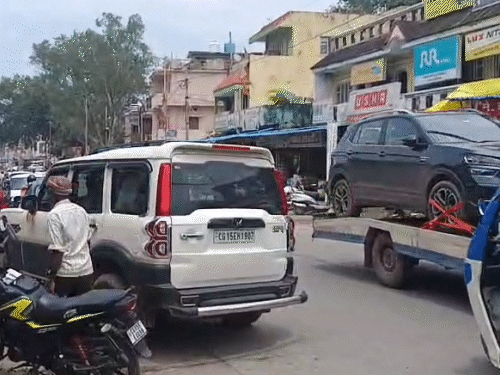 लखनपुर में मंत्री राजेश अग्रवाल अकेले ही बिना किसी सुरक्षा के स्कूटी पर घूमते दिखाई दिए।