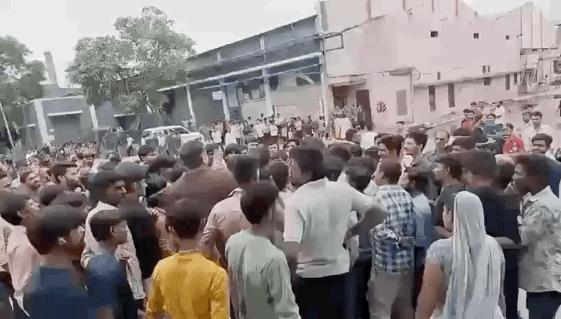 फैक्ट्री के अंदर बातचीत के बाद प्रदर्शन करते मजदूर।