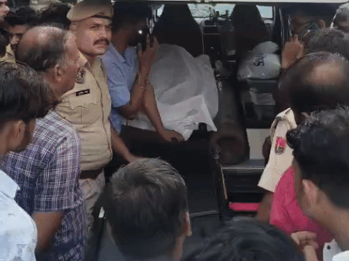 पुलिस ने शव को मॉर्च्युरी में रखवा दिया है। मुहाना थाने में अस्पताल प्रबंधन, डॉक्टर और एम्बुलेंस चालक के खिलाफ रिपोर्ट दर्ज कराई गई है।