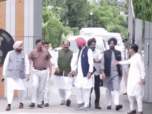 बीजेपी के नेता चंडीगढ़ में राज्यपाल से मुलाकात करके आते हुए।