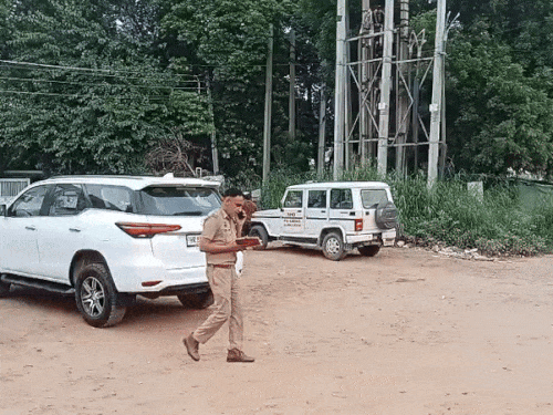 घटना स्थल पर मौजूद पुलिस अधिकारी।