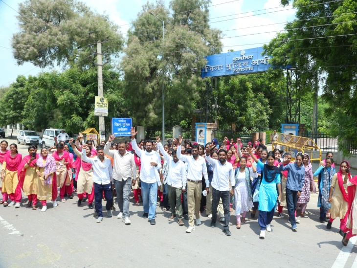 छात्राओं ने जिला पुलिस अधीक्षक कार्यालय के बाहर प्रदर्शन किया।