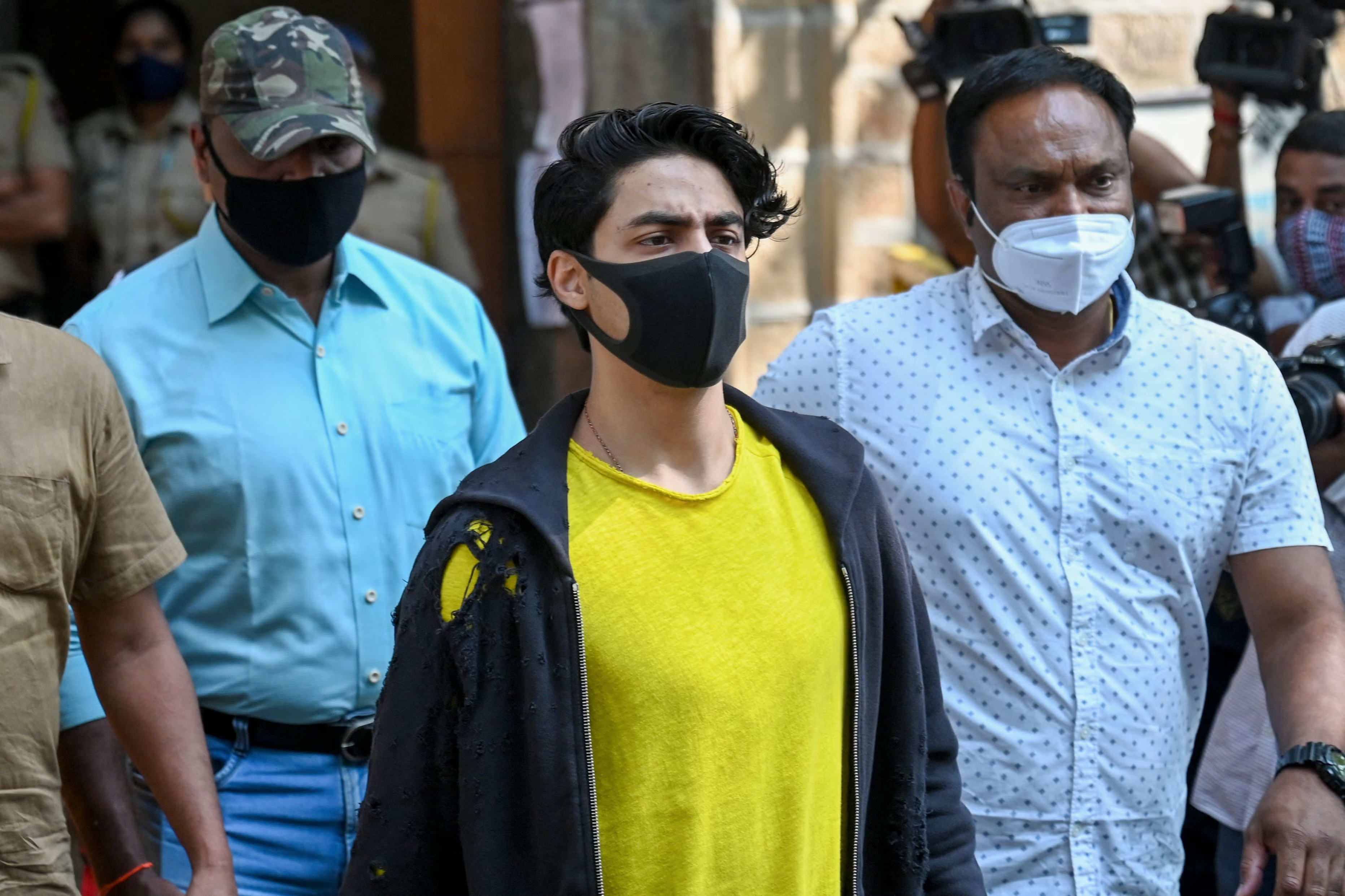 NCB ने ड्रग्स मामले में 6,000 पेज की चार्जशीट दायर की, जिसमें आर्यन खान समेत 14 आरोपियों के खिलाफ शिकायत की गई थी।