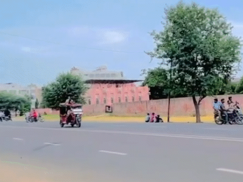 युवक को छत पर बैठाकर रिक्शा को दौड़ाया।