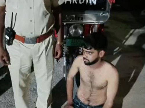 रिक्शा ड्राइवर को पुलिस ने गिरफ्तार किया।