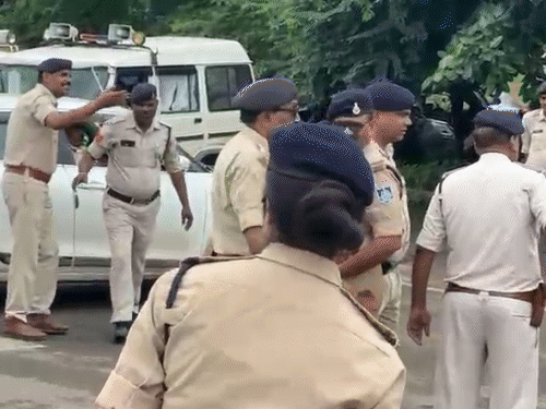 About 400 policemen are deployed on the spot.
