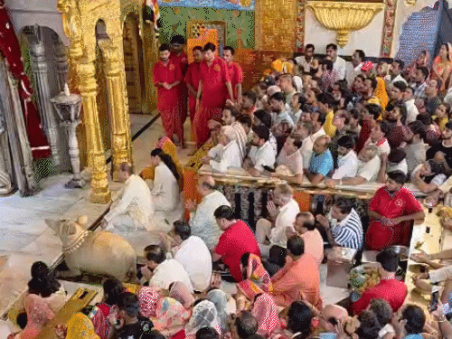 भगवान गणेश के दर्शन करने मंदिर पहुंचे भक्त।