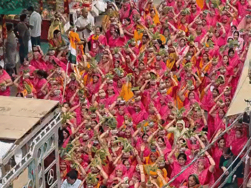 351 महिलाएं कलशयात्रा के साथ मंदिर पहुंची।