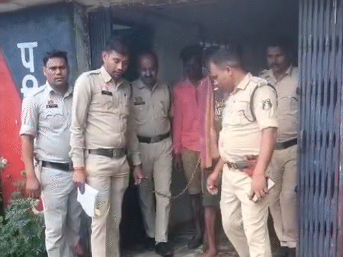 पुलिस ने बॉयफ्रेंड और उसके एक दोस्त को गिरफ्तार कर लिया है। एक अब भी फरार है।