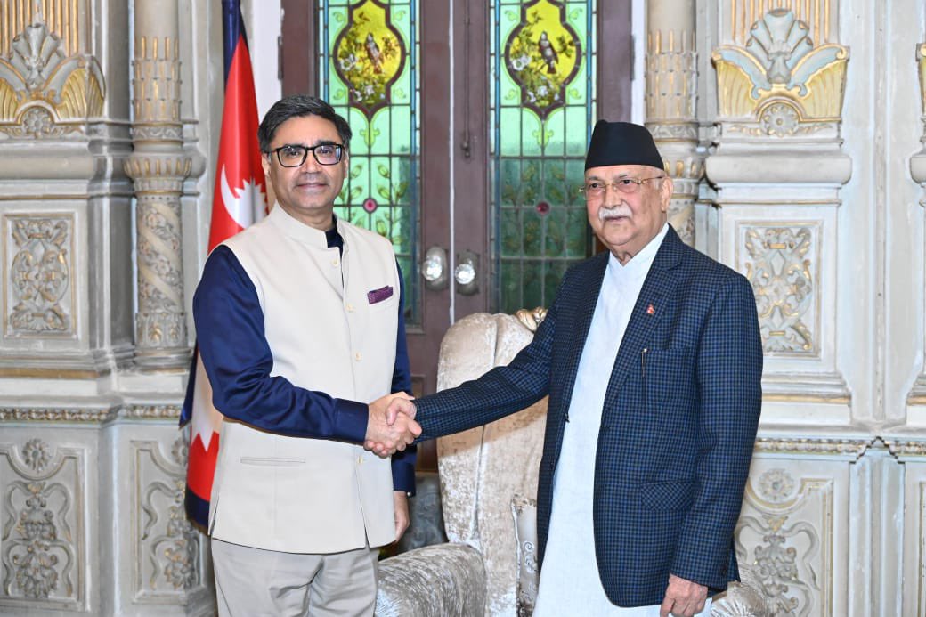 तस्वीर भारतीय विदेश सचिव विक्रम मिसरी (बाएं) और नेपाल के पीएम केपी ओली (दाएं) की है।