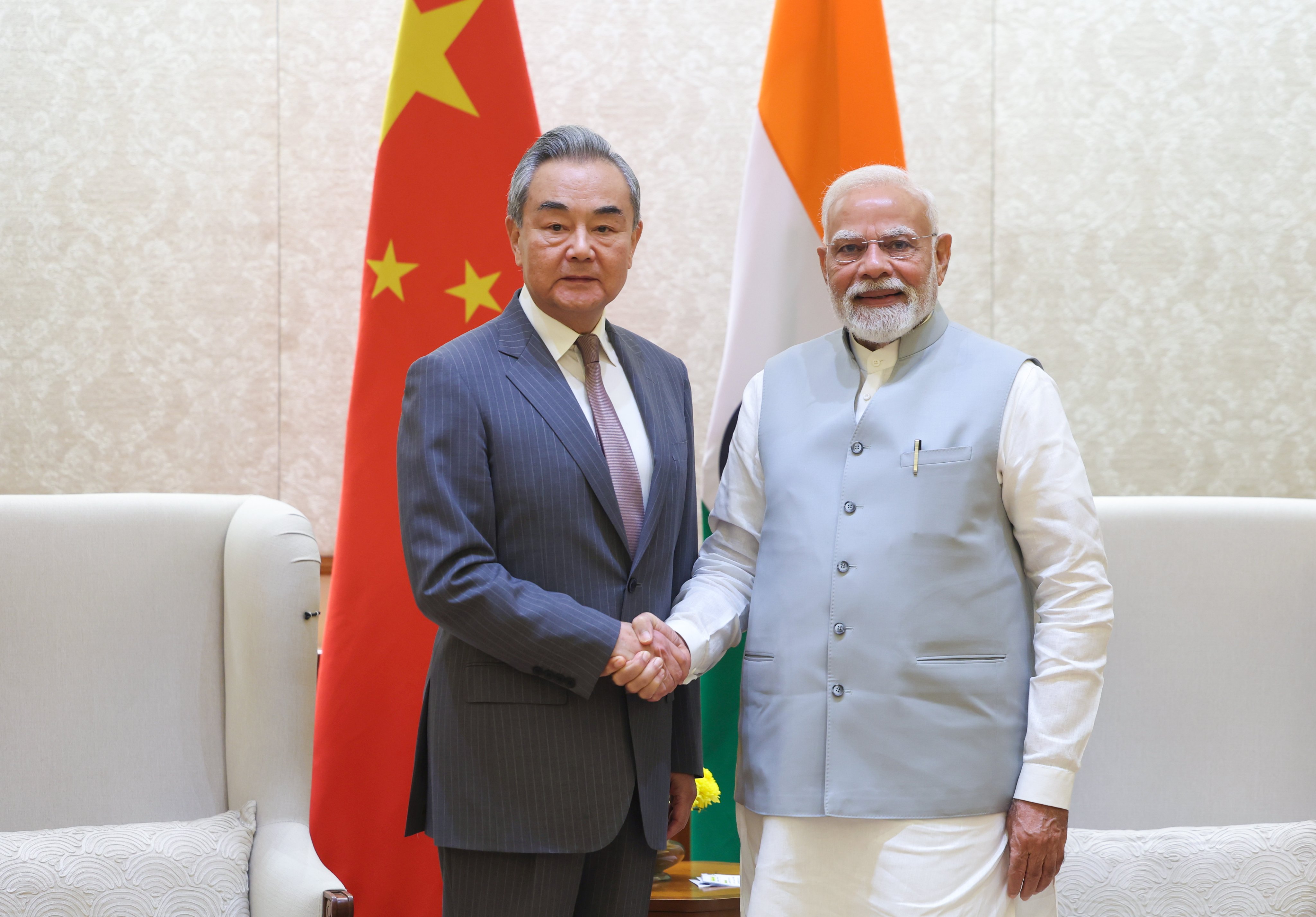 चीनी विदेश मंत्री ने पीएम मोदी से मिलकर उन्हें SCO समिट का निमंत्रण दिया था।