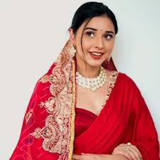 तान्या हैंडमेड लव से अपना बिजनेस चलाती हैं। इन्होंने सोशल मीडिया के जरिए इस बिजनेस को शुरू किया था। वो भारत की सबसे कम उम्र की मिलेनियर में से एक हैं।