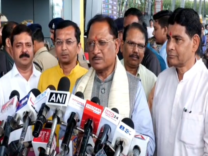 सीएम साय मीडिया से चर्चा करते हुए।