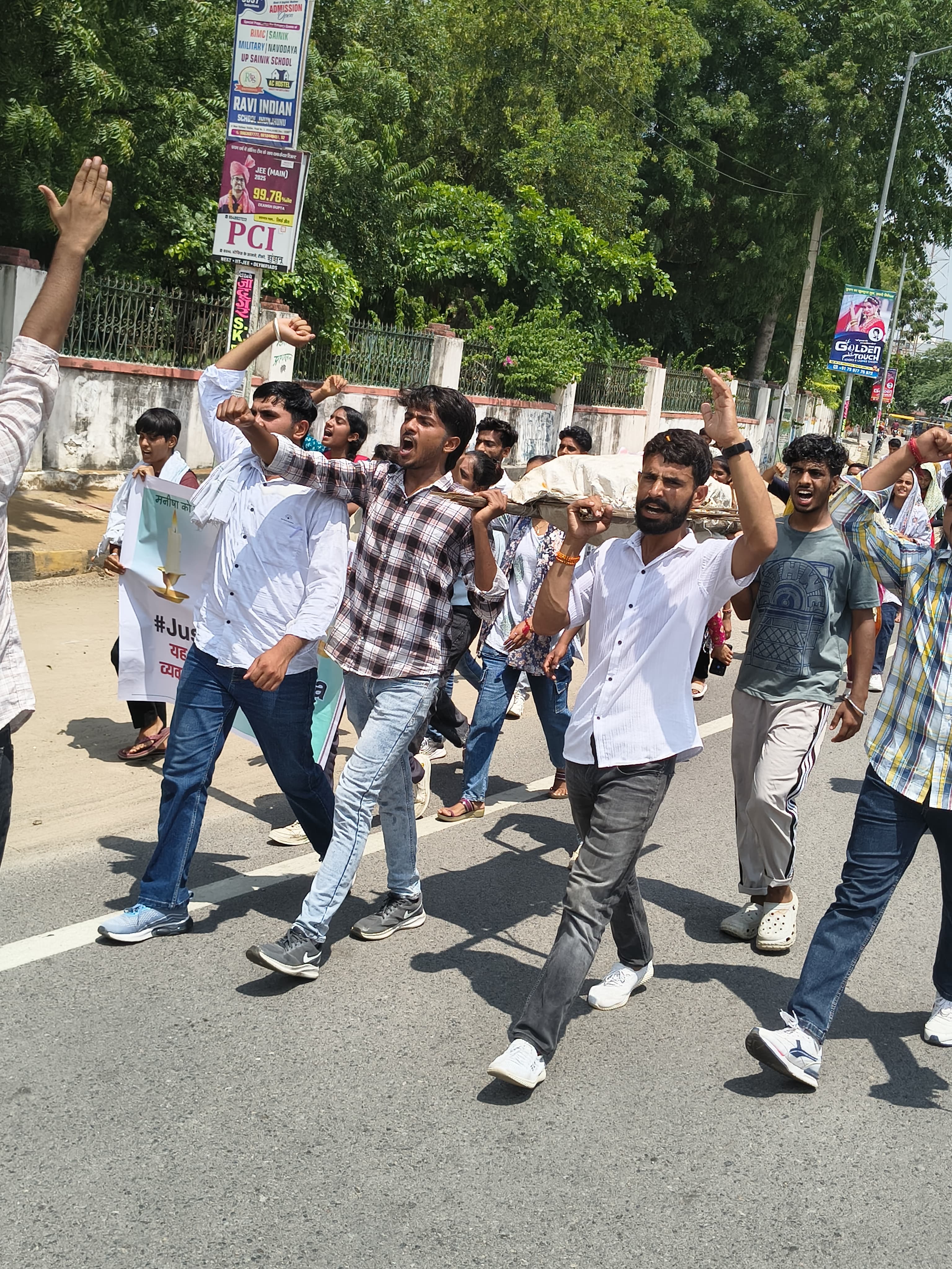 हरियाणा CM की शव यात्रा निकालकर फूंका पुतला