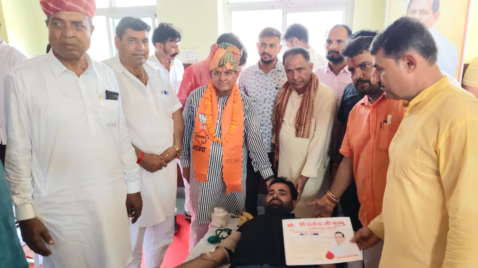 सामुदायिक भवन में हजारों युवाओं ने रक्तदान कर दिया सेवा का संदेश।