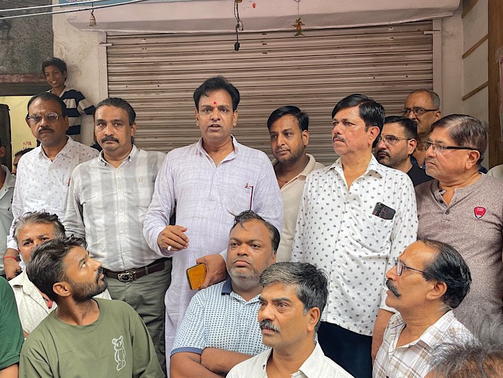 व्यापारियों ने बाजार में इकट्ठा होकर रैली निकालते हुए विरोध जताया। मामले में अधिकारियों से अपनी विभिन्न मांगों को जल्द पूरा करने की मांग रखी गई।