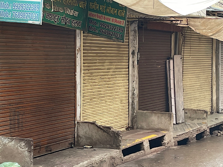 नला बाजार विश्व प्रसिद्ध दरगाह से नजदीक है। इस बाजार में करीब 500 से ज्यादा दुकानें हैं।