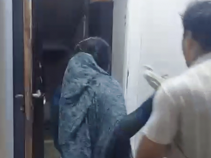प्रेमी का हाथ पकड़कर वो तीसरी मंजिल पर लेकर गई।