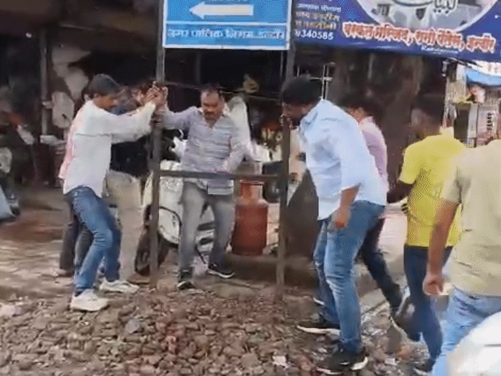 चंदन नगर की कुछ गलियों के नाम बदलकर धर्म विशेष के नाम पर कर दिए गए हैं।