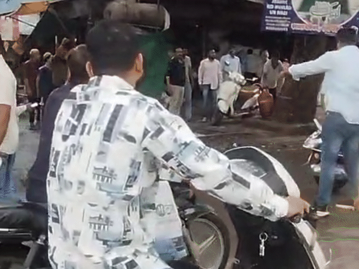 निगम का अमला चंदन नगर पहुंचा और अवैध रूप से लगवाए गए बोर्ड हटाने शुरू किए।