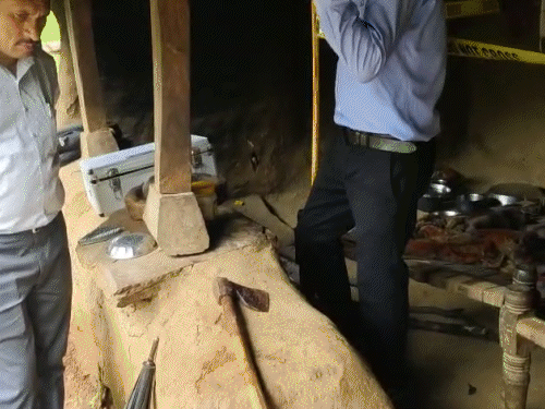 यह वह कुल्हाड़ी है, जिससे आरोपी ने हमला किया था।