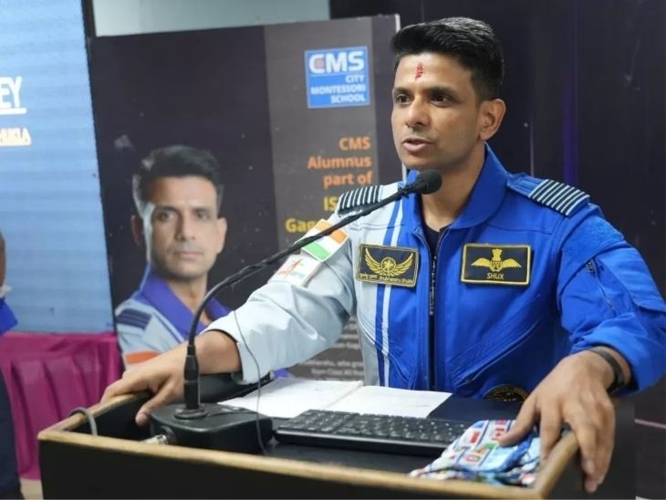 दिल्ली में मीडिया सेंटर में प्रेस कॉन्फ्रेंस को शुभांशु ने संबोधित किया।