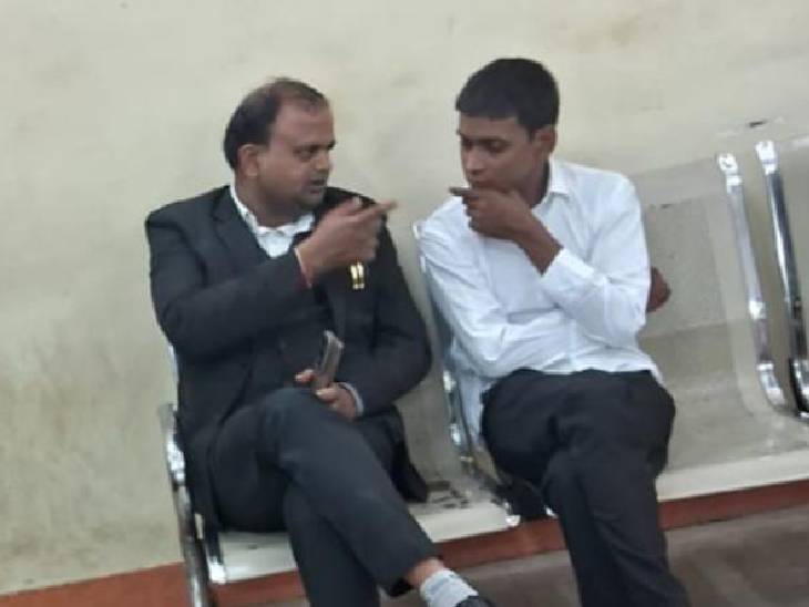 वकील के ड्रेस में कोर्ट परिसर में घूमता रहा।