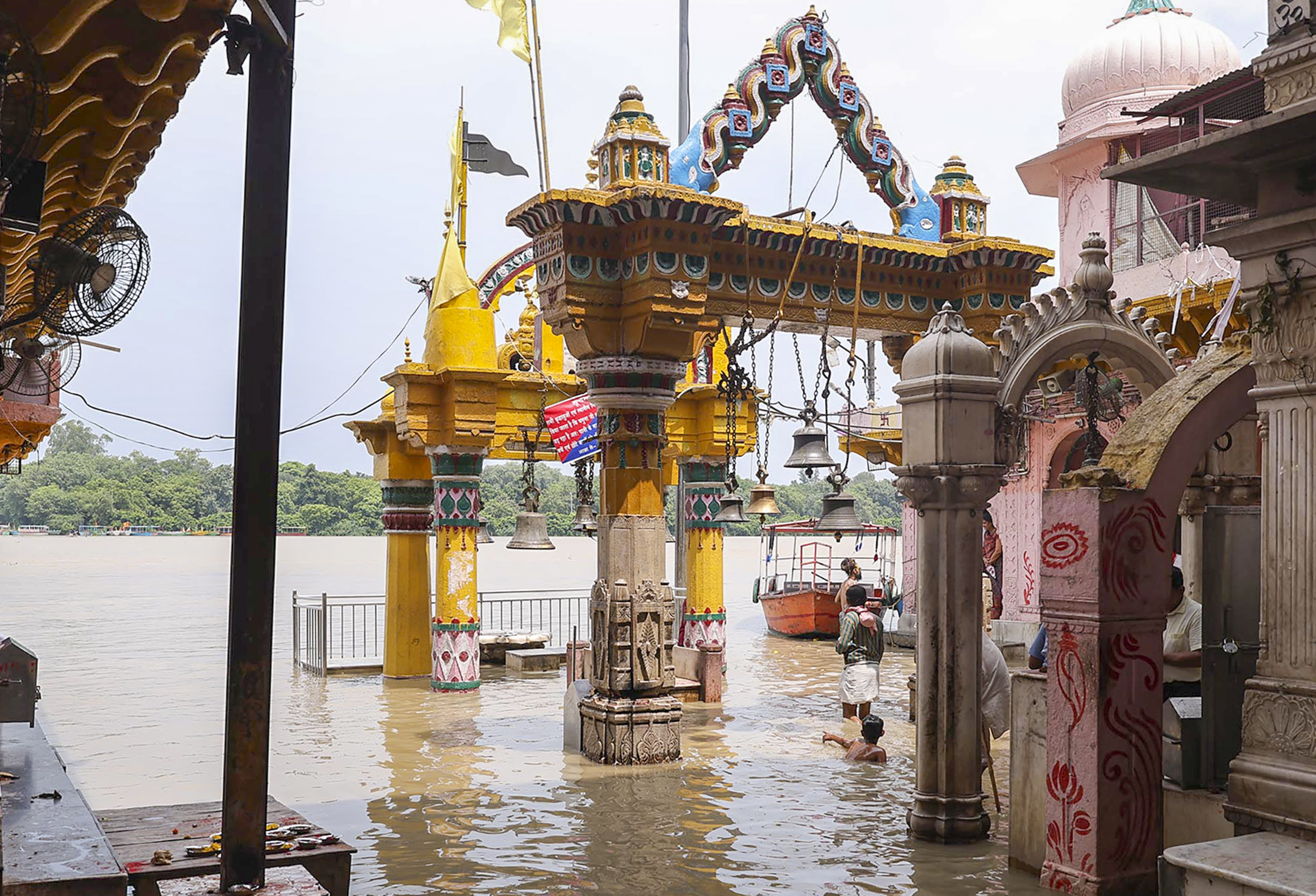 मथुरा में गुरुवार को यमुना का जलस्तर बढ़ने के बाद पानी विश्राम घाट तक पहुंच गया।