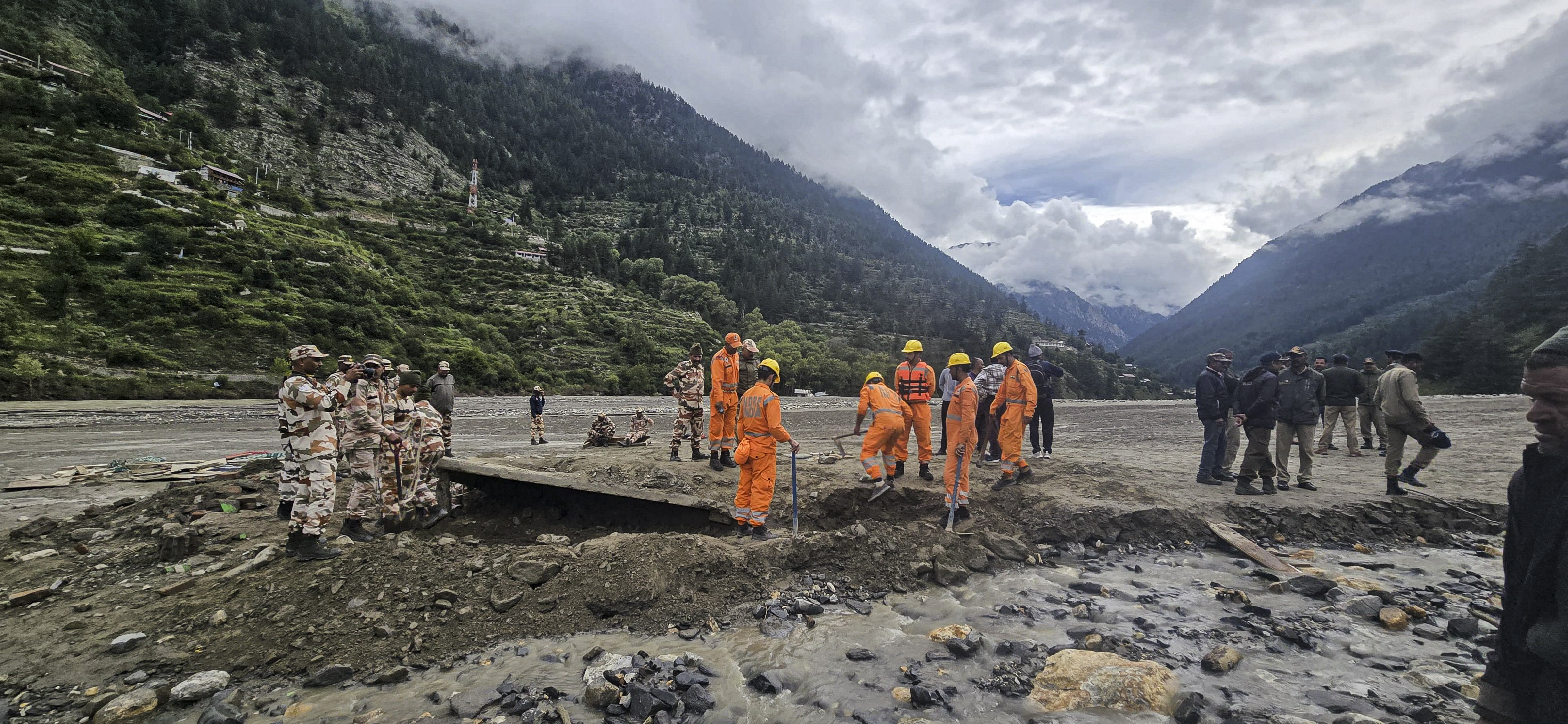 उत्तराखंड के धराली में गुरुवार को भी बचाव का काम जारी रहा।