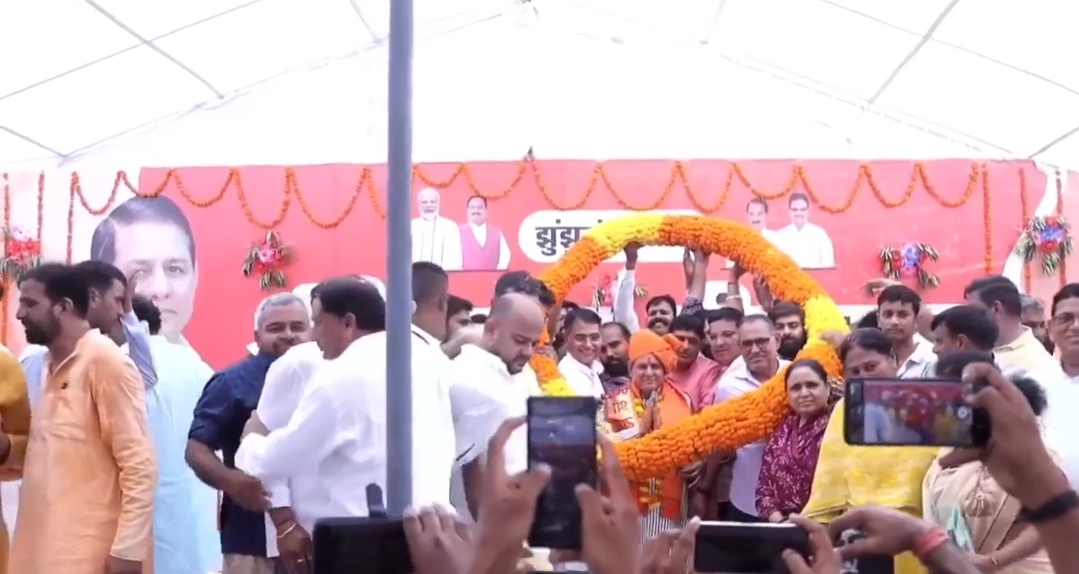 भाजपा विधायक राजेन्द्र भांभू को समर्थकों ने विशाल माला पहनाकर किया स्वागत।