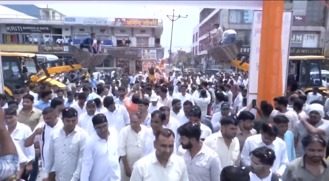 ऊंट गाड़ी पर सवार होकर समर्थकों का अभिवादन करते विधायक राजेन्द्र भांभू।