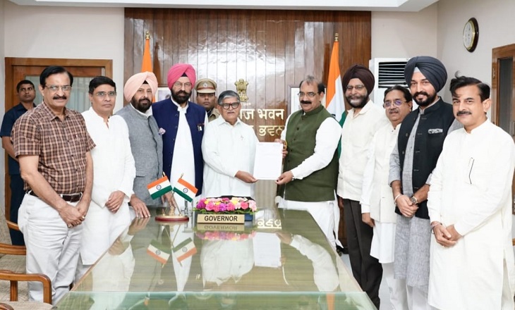 राज्यपाल गुलाबचंद कटारिया को मांग पत्र सौंपते भाजपा नेता।