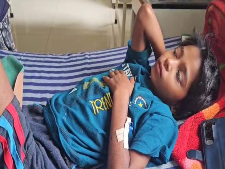 पैर में फ्रैक्चर, अंबिकापुर में चल रहा छात्रा का इलाज
