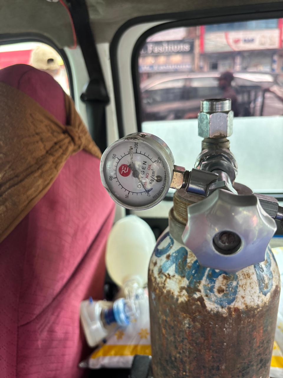 परिवार का आरोप है हॉस्पिटल ने जानबूझकर मरीज को ऐसी एंबुलेंस में भेजा, जिसमें ऑक्सीजन सिलेंडर खाली था।