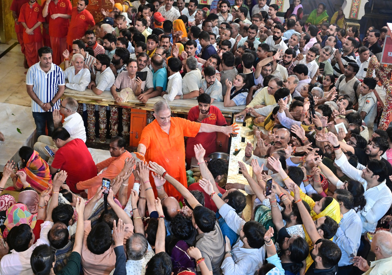 पुष्य नक्षत्र के मौके पर मंदिर में दर्शन करने वाले भक्तों की भीड़ उमड़ पड़ी।