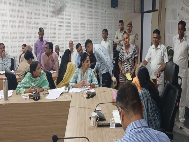 मिनी सचिवालय में अलवर कलेक्टर डॉ अर्तिका शुक्ला जनसुनवाई करते हुए।