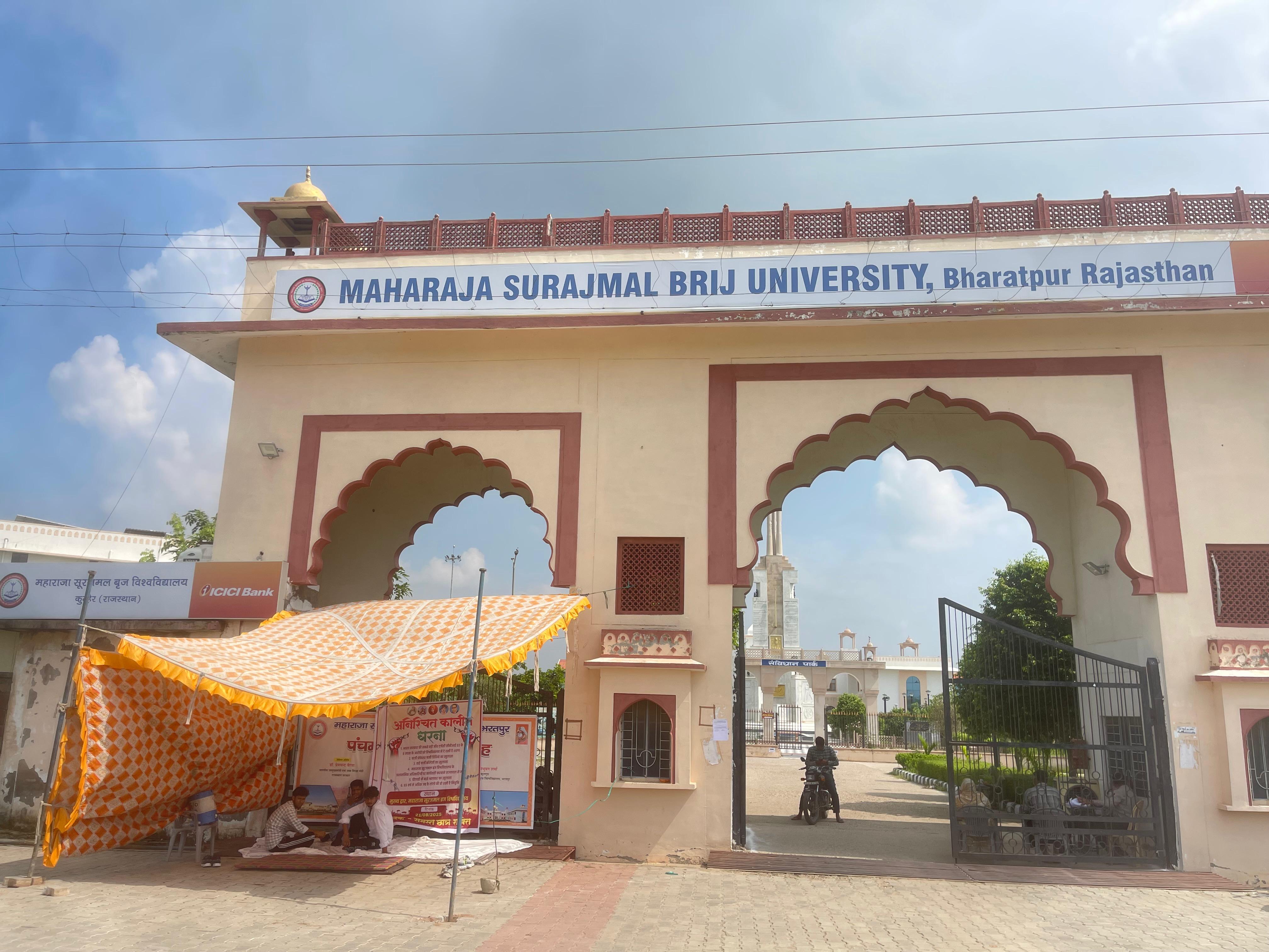 टेंट लगाकर अनिश्चितकालीन धरने पर बैठे छात्र नेता।