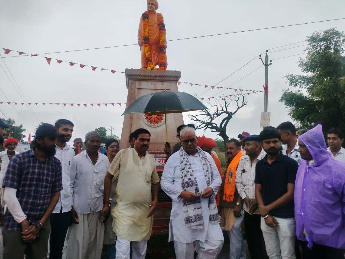 सिवणा-रायपुरिया सर्किल पर किया विवेकानंद की प्रतिमा का अनावरण करते शिक्षा मंत्री।