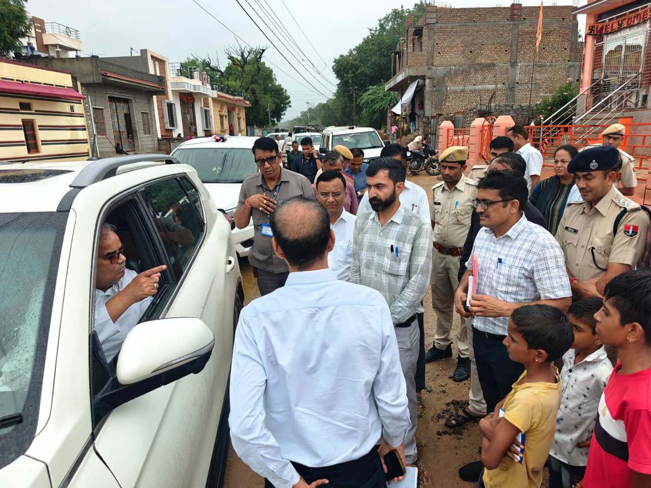 गांवों में साफ-सफाई नहीं होने पर अधिकारियों को फटकार लगाते हुए मंत्री।